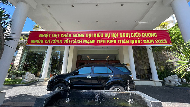 Hình ảnh chào đón các đại biểu người có công với cách mạng, thân nhân liệt sĩ tiêu biểu trên cả nước dự Hội nghị tại Huế. (Ảnh: Đăng Khoa) Hình ảnh chào đón các đại biểu người có công với cách mạng, thân nhân liệt sĩ tiêu biểu trên cả nước dự Hội nghị tại Huế. (Ảnh: Đăng Khoa)