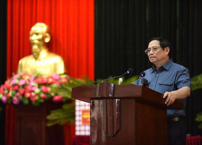 Thay mặt Lãnh đạo Đảng, Nhà nước, Thủ tướng chúc mừng và nhiệt liệt biểu dương các nỗ lực, chiến công và thành tích xuất sắc của Sư đoàn 371 nói chung và Trung đoàn Không quân 921 nói riêng.