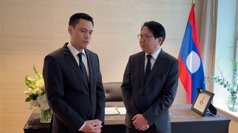 Đại sứ Đặng Hoàng Giang chia buồn với Đại sứ Anouparb Vongnorkeo, Trưởng Phái đoàn thường trực Lào tại Liên hợp quốc. (Ảnh: Thanh Tuấn - PV TTXVN tại Mỹ)