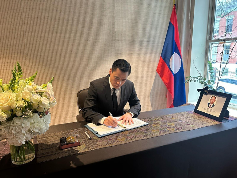 Đại sứ Đặng Hoàng Giang ghi sổ tang đồng chí Khamtay Siphandone tại Phái đoàn thường trực Lào tại Liên hợp quốc. (Ảnh: Thanh Tuấn - PV TTXVN tại Mỹ)