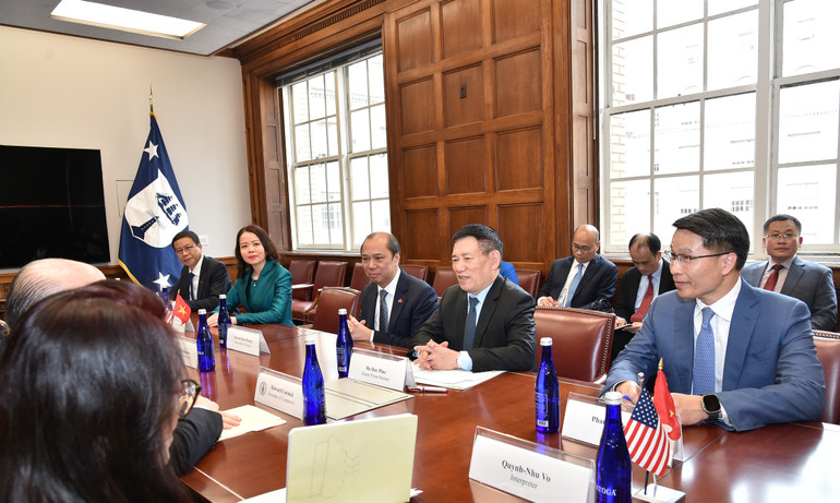 Phó Thủ tướng Hồ Đức Phớc gặp Bộ trưởng Thương mại Hoa Kỳ Howard Lutnick. (Ảnh: BNG)