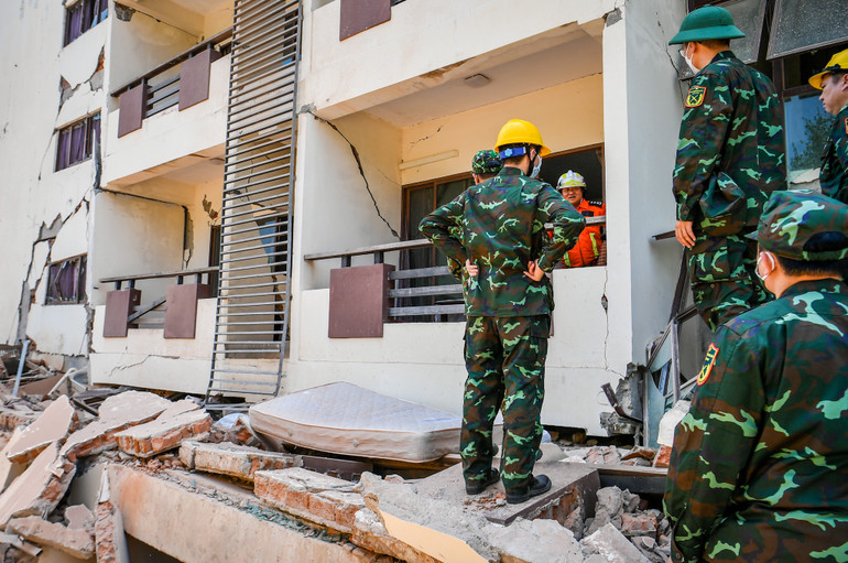 Đoàn Quân đội nhân dân Việt Nam đã cử một đội công binh gồm 6 thành viên đến phối hợp cùng lực lượng cứu hộ của Thổ Nhĩ Kỳ và Myanmar để tìm cách giải cứu. Đoàn Quân đội nhân dân Việt Nam đã cử một đội công binh gồm 6 thành viên đến phối hợp cùng lực lượng cứu hộ của Thổ Nhĩ Kỳ và Myanmar để tìm cách giải cứu.