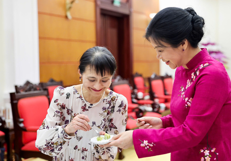 Hai phu nhân cùng làm bánh cốm truyền thống. (Ảnh: BNG)