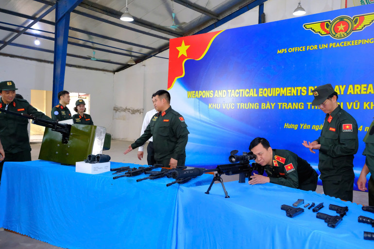 Đoàn khảo sát và các đại biểu tham quan triển lãm phương tiện, trang thiết bị và cơ sở vật chất tại Trung tâm Đào tạo và Nâng cao năng lực Gìn giữ hoà bình, huyện Văn Giang, tỉnh Hưng Yên.