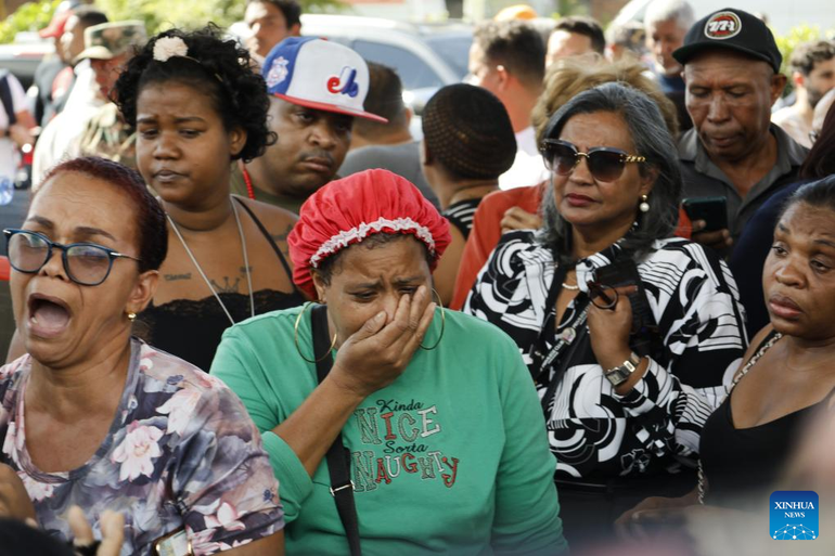 Người dân tập trung gần hiện trường vụ sập mái hộp đêm tại Santo Domingo, Cộng hòa Dominica. (Ảnh: Tân Hoa xã) Người dân tập trung gần hiện trường vụ sập mái hộp đêm tại Santo Domingo, Cộng hòa Dominica. (Ảnh: Tân Hoa xã)