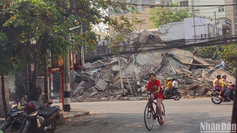 Đường phố Mandalay sau trận động đất. (Ảnh: Sơn Bách) Đường phố Mandalay sau trận động đất. (Ảnh: Sơn Bách)