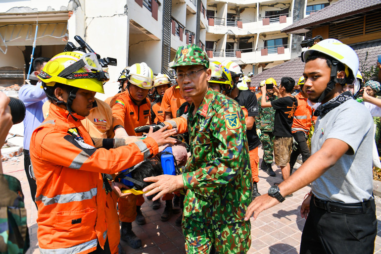 Nạn nhân là anh Thep Maung Maung, bếp trưởng khách sạn Aye Chan Thar. Nạn nhân là anh Thep Maung Maung, bếp trưởng khách sạn Aye Chan Thar.