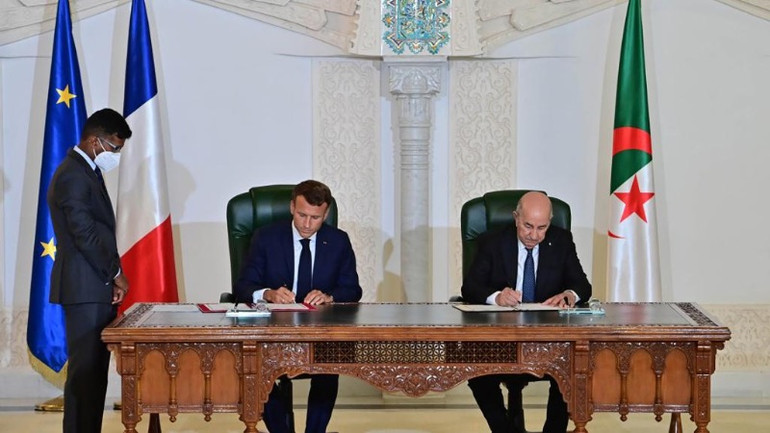 Tổng thống Algeria Abdelmadjid Tebboune và Tổng thống Pháp Emmanuel Macron tham dự lễ ký kết diễn ra tại thủ đô Algiers, Algeria, ngày 27/8/2022. (Ảnh: Tân Hoa xã)