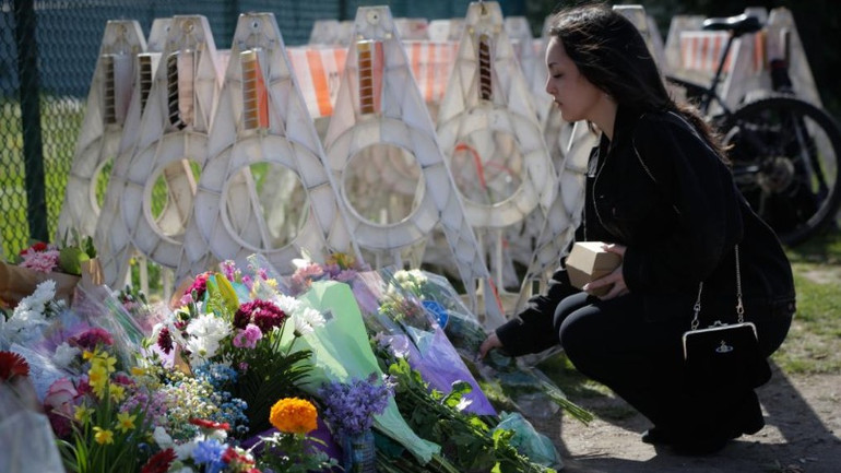 Một người phụ nữ đặt hoa gần hiện trường vụ lao xe ở Vancouver, tỉnh British Columbia, Canada, ngày 27/4/2025. (Ảnh: Tân Hoa xã)