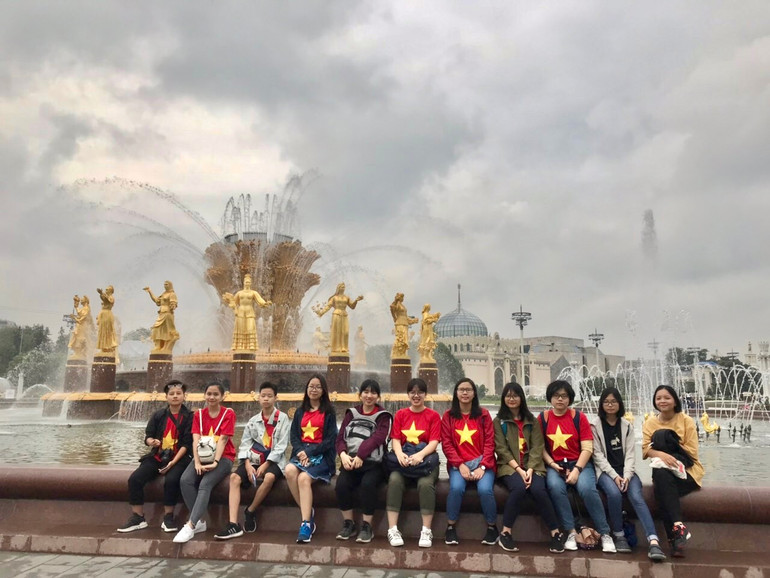 Học sinh Việt Nam tham quan khu trung tâm triển lãm thành tựu kinh tế quốc dân VDNKh, Moscow, năm 2019, trong khuôn khổ tham gia trại hè Artek.