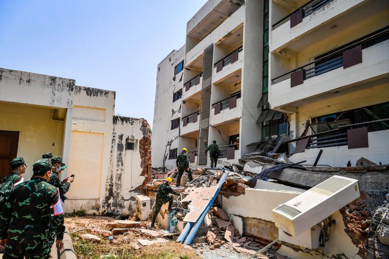 Khi đang triển khai công tác cứu hộ tại bệnh viện Ottara Thiri ở thủ đô Naypyidaw của Myanmar, đoàn cứu hộ Quân đội nhân dân Việt Nam nhận được thông tin một nạn nhân động đất mắc kẹt trong đống đổ nát nhưng vẫn còn sống. Khi đang triển khai công tác cứu hộ tại bệnh viện Ottara Thiri ở thủ đô Naypyidaw của Myanmar, đoàn cứu hộ Quân đội nhân dân Việt Nam nhận được thông tin một nạn nhân động đất mắc kẹt trong đống đổ nát nhưng vẫn còn sống.