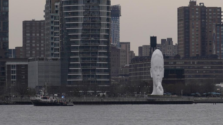 Lực lượng cứu hộ làm việc tại hiện trường vụ rơi trực thăng trên sông Hudson, bang New Jersey, Mỹ, ngày 10/4/2025. (Ảnh: Tân Hoa xã)