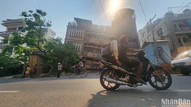 Đường phố Mandalay sau trận động đất. (Ảnh: Sơn Bách) Đường phố Mandalay sau trận động đất. (Ảnh: Sơn Bách)