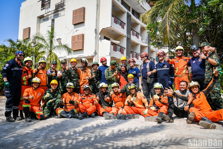 Hiện, công tác cứu hộ nạn nhân vẫn đang khẩn trương được tiến hành. Hiện, công tác cứu hộ nạn nhân vẫn đang khẩn trương được tiến hành.