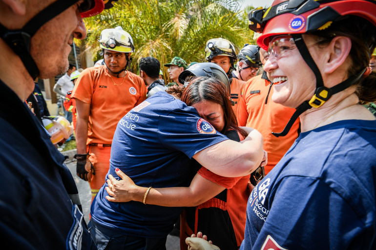 Chủ khách sạn Aye Chan Thar, nơi nạn nhân làm việc, xúc động cảm ơn lực lượng cứu hộ. Chủ khách sạn Aye Chan Thar, nơi nạn nhân làm việc, xúc động cảm ơn lực lượng cứu hộ.