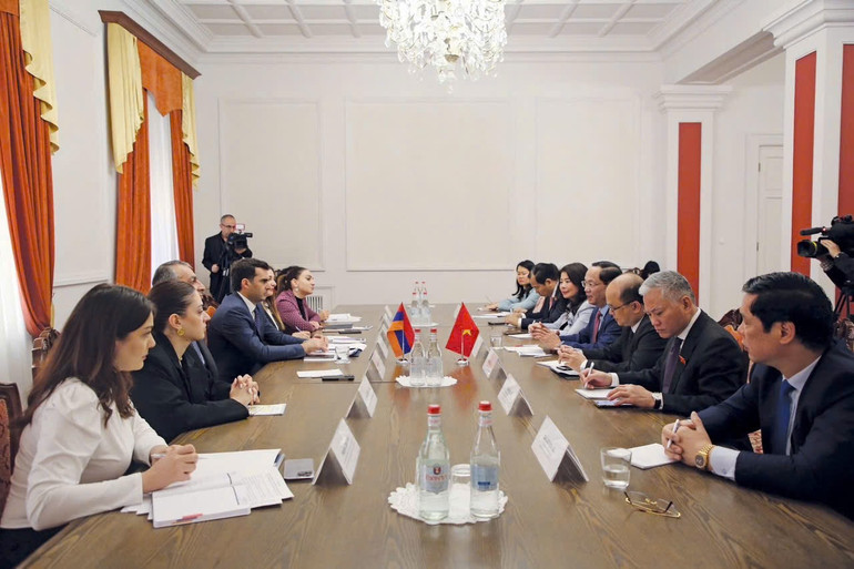 Phó Chủ tịch Quốc hội Trần Quang Phương gặp Phó Chủ tịch thứ nhất Quốc hội Armenia Hakob Arshakyan. (Ảnh: TTXVN)