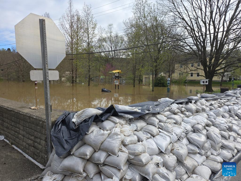 Các bao cát được chất xung quanh một khu vực ngập nước tại Frankfort, bang Kentucky ngày 7/4/2025. (Ảnh: Tân Hoa xã)