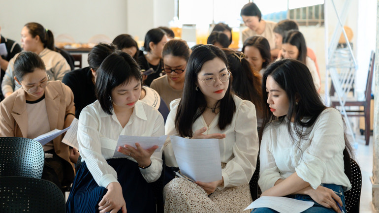 Các thành viên tham gia LeadHerShip bàn luận sôi nổi về một chủ đề liên quan tài chính.