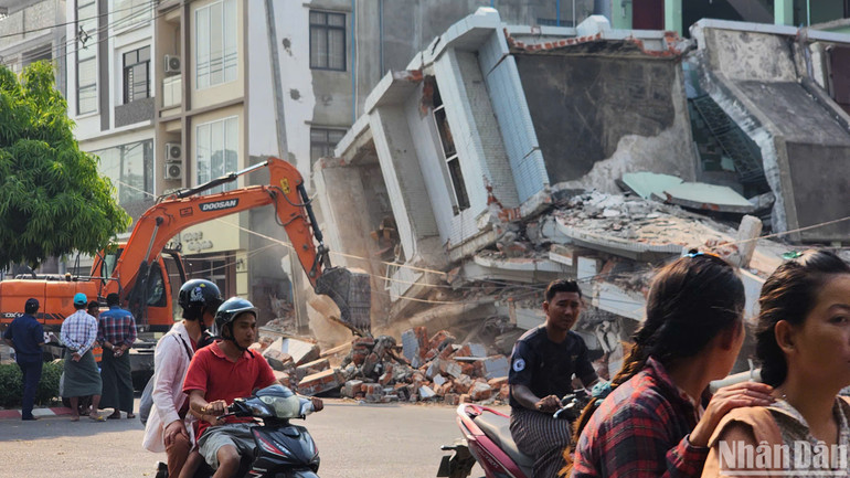 Công tác cứu hộ đang được tiến hành tại Mandalay, Myanmar. (Ảnh: Sơn Bách) Công tác cứu hộ đang được tiến hành tại Mandalay, Myanmar. (Ảnh: Sơn Bách)