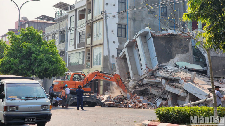 Công tác cứu hộ đang được tiến hành tại Mandalay, Myanmar. (Ảnh: Sơn Bách) Công tác cứu hộ đang được tiến hành tại Mandalay, Myanmar. (Ảnh: Sơn Bách)