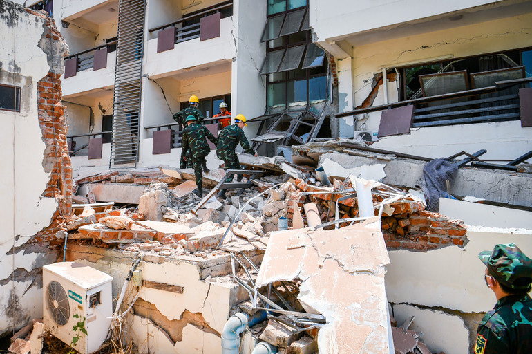 Ban đầu xác định nạn nhân là một thanh niên 26-27 tuổi, bị mắc kẹt bên trong Khách sạn Aye Chan Thar ở Naypyidaw, cách bệnh viện nơi đoàn Việt Nam đang triển khai công tác cứu hộ khoảng 20km. Ban đầu xác định nạn nhân là một thanh niên 26-27 tuổi, bị mắc kẹt bên trong Khách sạn Aye Chan Thar ở Naypyidaw, cách bệnh viện nơi đoàn Việt Nam đang triển khai công tác cứu hộ khoảng 20km.