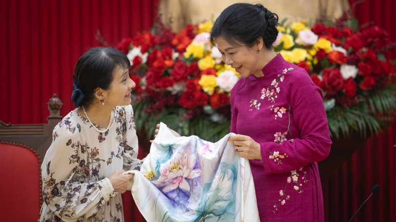 Phu nhân Ngô Phương Ly tặng phu nhân Ishiba Yoshiko khăn lụa có in hình hoa sen và hoa cúc. (Ảnh: SƠN TÙNG)