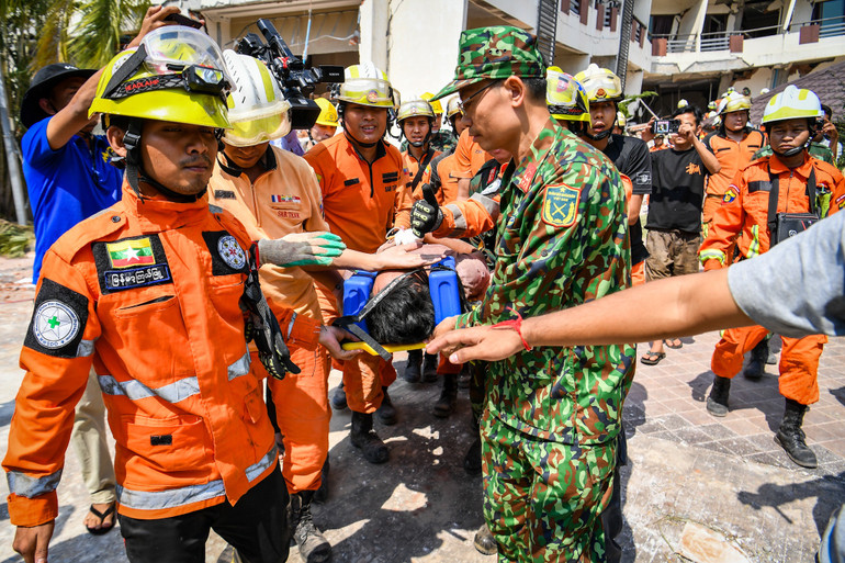 Nạn nhân là anh Thep Maung Maung, bếp trưởng khách sạn Aye Chan Thar. Nạn nhân là anh Thep Maung Maung, bếp trưởng khách sạn Aye Chan Thar.