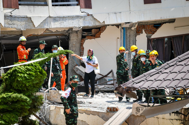 Khi đang triển khai công tác cứu hộ tại bệnh viện Ottara Thiri ở thủ đô Naypyidaw của Myanmar, đoàn cứu hộ Quân đội nhân dân Việt Nam nhận được thông tin một nạn nhân động đất mắc kẹt trong đống đổ nát nhưng vẫn còn sống. Khi đang triển khai công tác cứu hộ tại bệnh viện Ottara Thiri ở thủ đô Naypyidaw của Myanmar, đoàn cứu hộ Quân đội nhân dân Việt Nam nhận được thông tin một nạn nhân động đất mắc kẹt trong đống đổ nát nhưng vẫn còn sống.