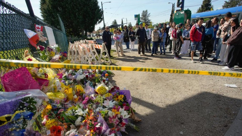 Người dân tập trung tại địa điểm xảy ra vụ lao xe vào đám đông ở Vancouver, British Columbia Canada ngày 27/4/2025. (Ảnh: Tân Hoa xã)