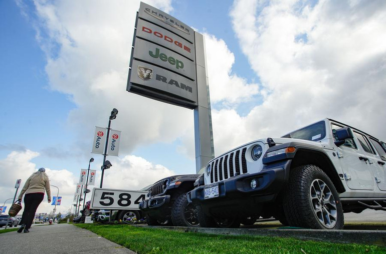 Các mẫu xe mới được trưng bày tại một đại lý ô-tô ở Vancouver, tỉnh British Columbia, Canada, vào ngày 3/4/2025. (Ảnh: Tân Hoa xã)