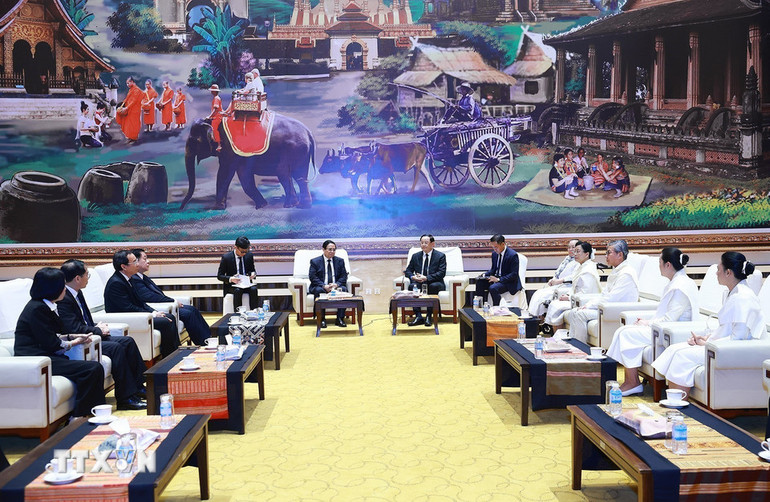 Thủ tướng Phạm Minh Chính gặp Thủ tướng Lào Sonexay Siphandone. (Ảnh: DƯƠNG GIANG/TTXVN)