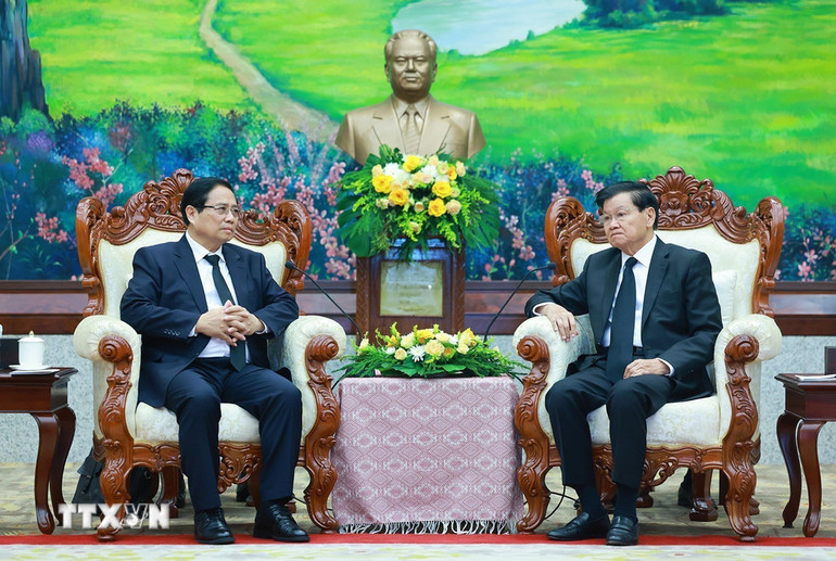 Thủ tướng Phạm Minh Chính gặp Tổng Bí thư, Chủ tịch nước Lào Thongloun Sisoulith. (Ảnh: DƯƠNG GIANG/TTXVN)