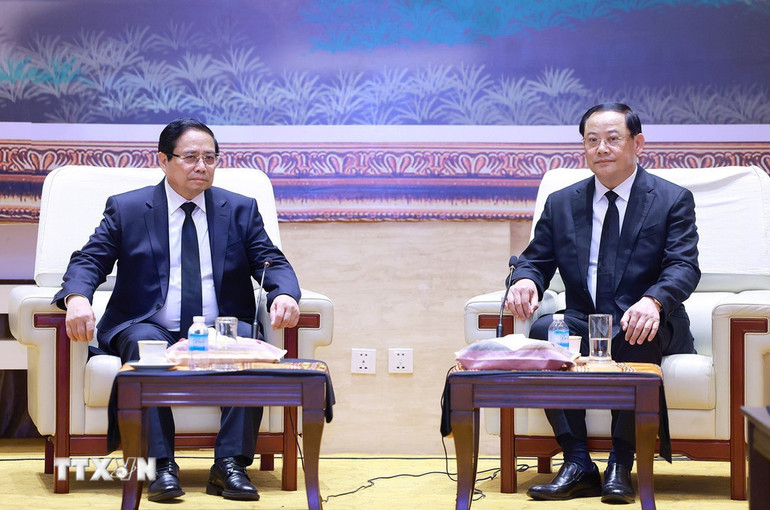 Thủ tướng Phạm Minh Chính gặp Thủ tướng Lào Sonexay Siphandone. (Ảnh: DƯƠNG GIANG/TTXVN)