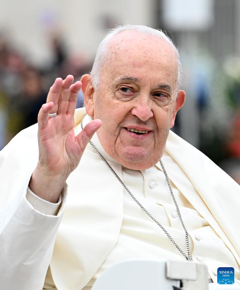 Giáo hoàng Francis vẫy tay chào đám đông khi tham dự một sự kiện tại quảng trường Thánh Peter, Vatican ngày 31/3/2024. (Ảnh: Tân Hoa xã)