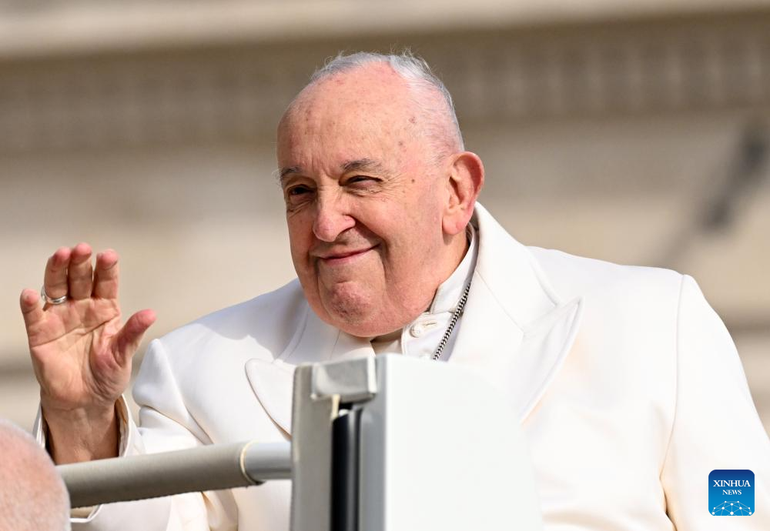 Giáo hoàng Francis vẫy tay chào đám đông khi tham dự một sự kiện tại quảng trường Thánh Peter, Vatican ngày 13/3/2024. (Ảnh: Tân Hoa xã)