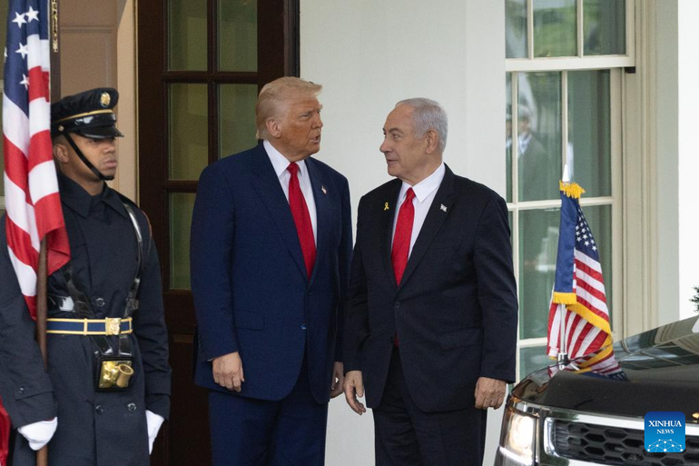 Tổng thống Mỹ Donald Trump chào đón Thủ tướng Israel Benjamin Netanyahu tại Nhà Trắng ở Washington D.C. ngày 7/4/2025. (Ảnh: Tân Hoa xã)