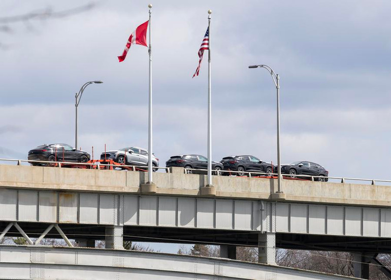 Một xe vận chuyển ô-tô băng qua cầu Lewiston-Queenston trên đường sang Canada, nhìn từ phía Canada tại thác Niagara, tỉnh Ontario, vào ngày 9/4/2025. (Ảnh: Tân Hoa xã)