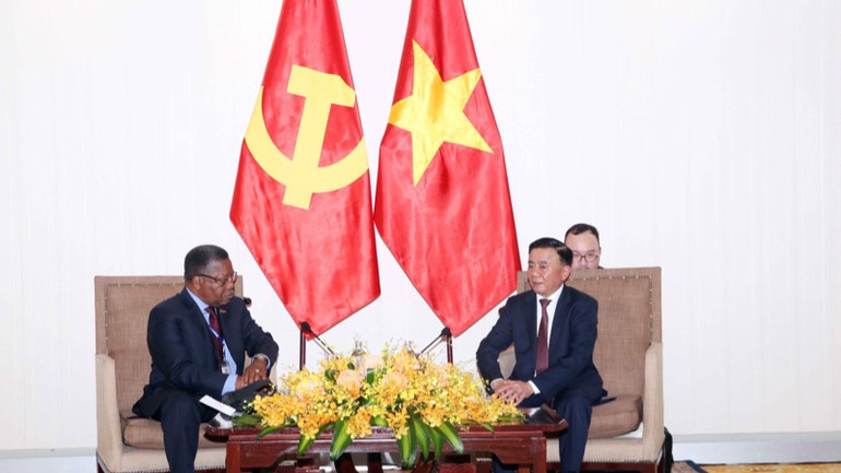 Thường trực Ban Bí thư Trần Cẩm Tú tiếp đồng chí Jorge Inocenio Dombolo, Ủy viên Bộ Chính trị Đảng Phong trào nhân dân giải phóng Angola. (Ảnh: Xuân Khu-TTXVN) Thường trực Ban Bí thư Trần Cẩm Tú tiếp đồng chí Jorge Inocenio Dombolo, Ủy viên Bộ Chính trị Đảng Phong trào nhân dân giải phóng Angola. (Ảnh: Xuân Khu-TTXVN)