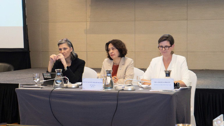 Bà Ramla Khalidi, Trưởng đại diện UNDP tại Việt Nam cùng Thứ trưởng Y tế Nguyễn Thị Liên Hương và bà Angela Pratt, Trưởng đại diện WHO tại Việt Nam lắng nghe các ý kiến tại sự kiện.