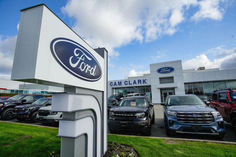 Các mẫu xe mới được trưng bày tại một đại lý Ford ở Vancouver, tỉnh British Columbia, Canada, ngày 3/4/2025. (Ảnh: Tân Hoa xã)
