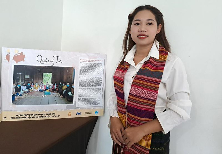 Chị Hồ Thị Nhớ chia sẻ về mô hình VSLA tại thôn của mình.