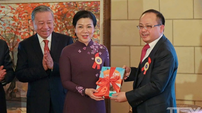 Bộ sách "Chào Tiếng Việt" vinh dự được Tổng Bí thư Tô Lâm cùng Phu nhân trao quà tặng trong chuyến công tác quốc tế.