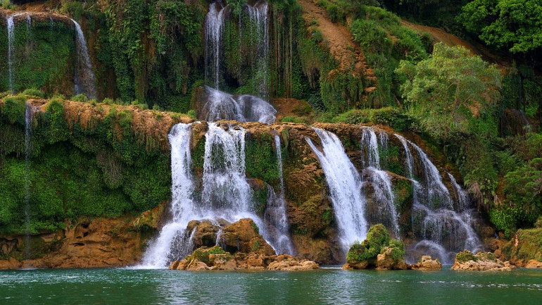 Mùa này, cảnh sắc núi rừng rất xanh trong. Mùa này, cảnh sắc núi rừng rất xanh trong.