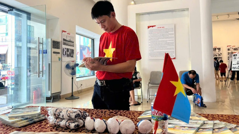 Góc trưng bày không thể thiếu những trang sách về người lính hôm nay. Góc trưng bày không thể thiếu những trang sách về người lính hôm nay.