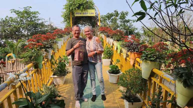 Du khách quốc tế chụp ảnh lưu niệm tại không gian mang tên "Nhà giàn DK1".