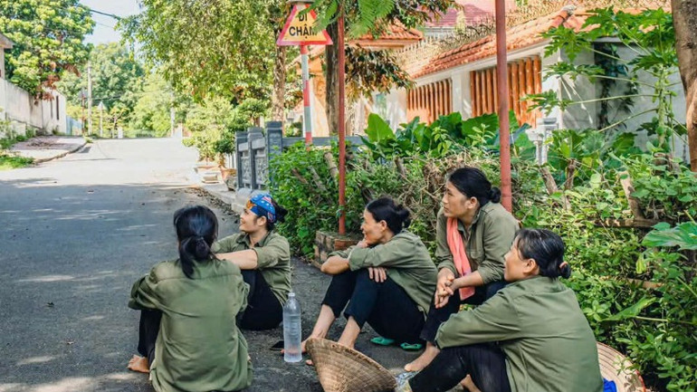 Bà con nghỉ giải lao sau giờ lao động.