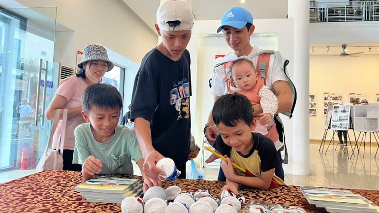 Triển lãm thu hút đông đảo mọi lứa tuổi. Triển lãm thu hút đông đảo mọi lứa tuổi.