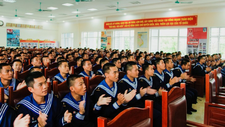 Các chiến sĩ trẻ hòa mình vào không khí sôi động. Các chiến sĩ trẻ hòa mình vào không khí sôi động.