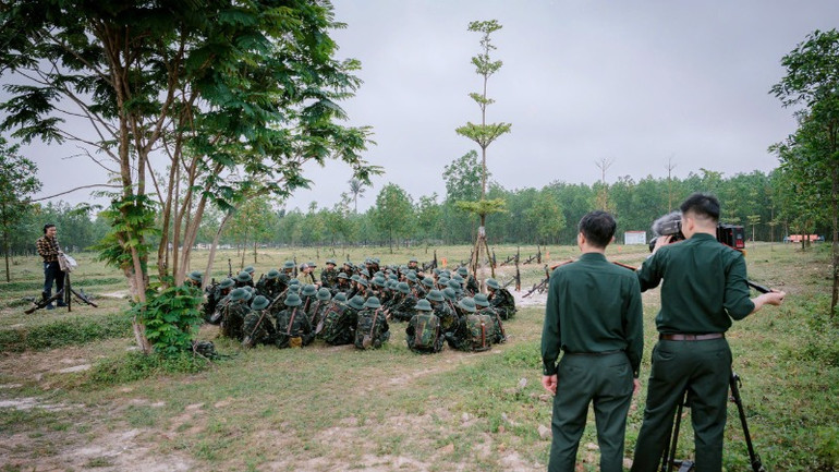 Đoàn phim ghi hình ở nhiều địa điểm.