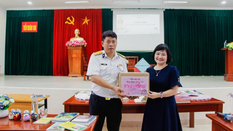 Câu lạc bộ Đọc sách cùng con đã trao tặng đơn vị món quà ý nghĩa. Câu lạc bộ Đọc sách cùng con đã trao tặng đơn vị món quà ý nghĩa.